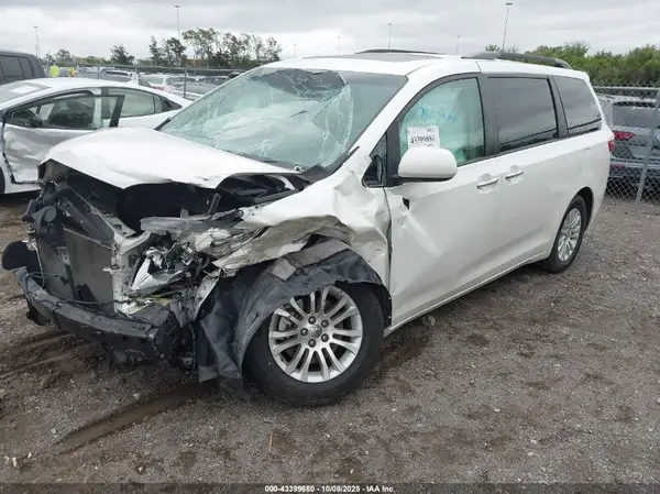 5TDYZ3DC6HS785308 2017 TOYOTA SIENNA - Image 2