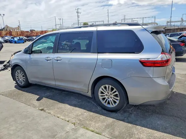 5TDYZ3DC6HS789018 2017 TOYOTA SIENNA - Image 2