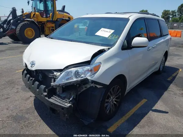 5TDYZ3DC6HS791061 2017 TOYOTA SIENNA - Image 2
