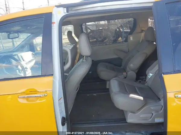 5TDYZ3DC6HS792503 2017 TOYOTA SIENNA - Image 8