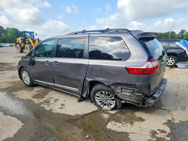 5TDYZ3DC6HS793277 2017 TOYOTA SIENNA - Image 2