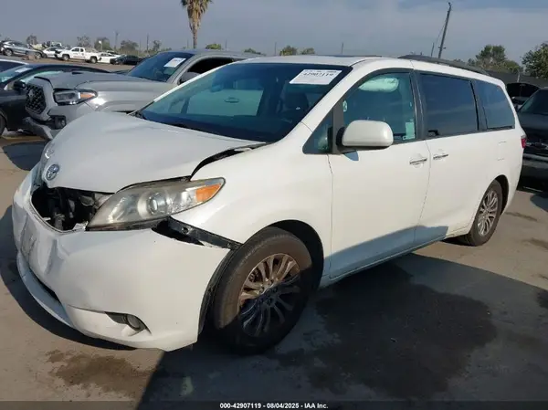 5TDYZ3DC6HS797183 2017 TOYOTA SIENNA - Image 2