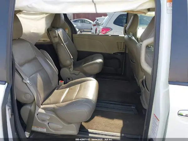 5TDYZ3DC6HS797183 2017 TOYOTA SIENNA - Image 8