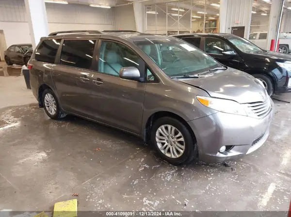 5TDYZ3DC6HS801037 2017 TOYOTA SIENNA - Image 1