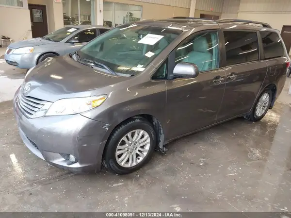 5TDYZ3DC6HS801037 2017 TOYOTA SIENNA - Image 2