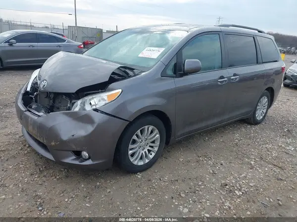 5TDYZ3DC6HS804908 2017 TOYOTA SIENNA - Image 2