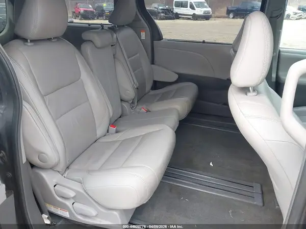 5TDYZ3DC6HS804908 2017 TOYOTA SIENNA - Image 8