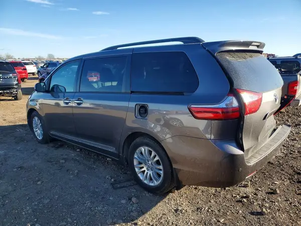 5TDYZ3DC6HS806013 2017 TOYOTA SIENNA - Image 2