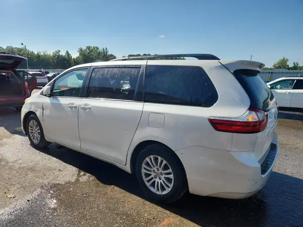 5TDYZ3DC6HS807002 2017 TOYOTA SIENNA - Image 2