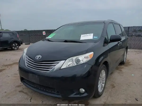 5TDYZ3DC6HS809199 2017 TOYOTA SIENNA - Image 2