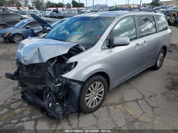 5TDYZ3DC6HS809784 2017 TOYOTA SIENNA - Image 2