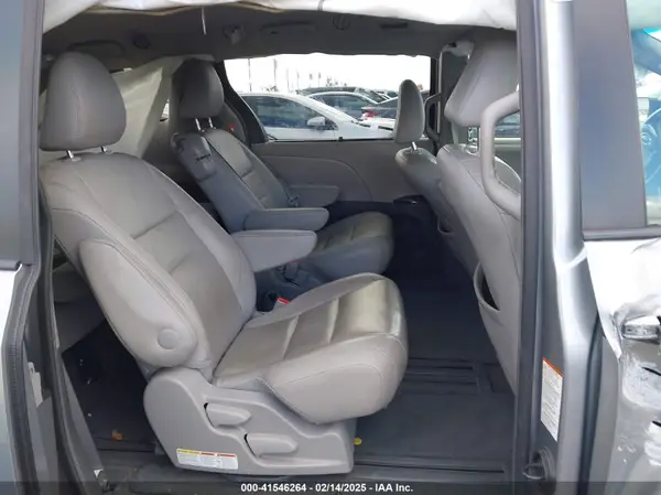 5TDYZ3DC6HS809784 2017 TOYOTA SIENNA - Image 8