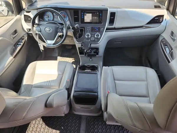 5TDYZ3DC6HS815763 2017 TOYOTA SIENNA - Image 8