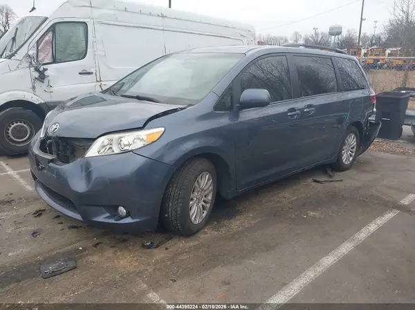 5TDYZ3DC6HS816699 2017 TOYOTA SIENNA - Image 2