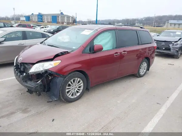 5TDYZ3DC6HS820641 2017 TOYOTA SIENNA - Image 2