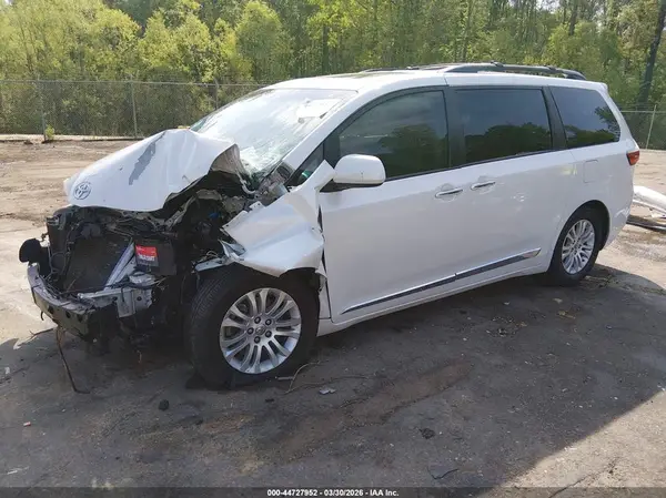 5TDYZ3DC6HS821207 2017 TOYOTA SIENNA - Image 2