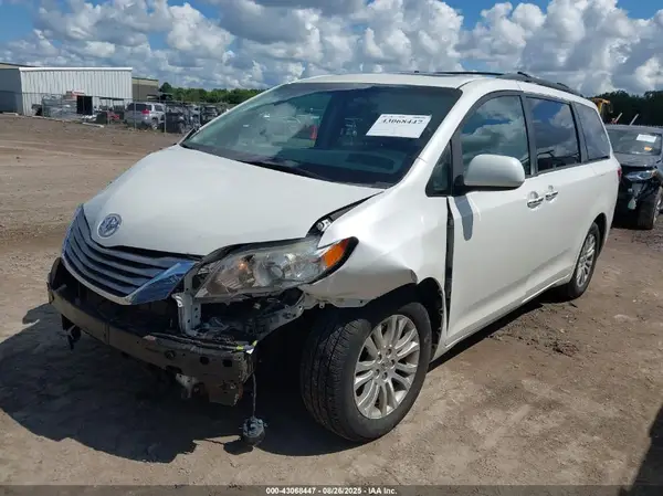 5TDYZ3DC6HS824804 2017 TOYOTA SIENNA - Image 2