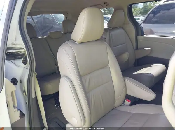5TDYZ3DC6HS824804 2017 TOYOTA SIENNA - Image 8