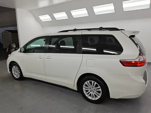 5TDYZ3DC6HS826178 2017 TOYOTA SIENNA - Image 2