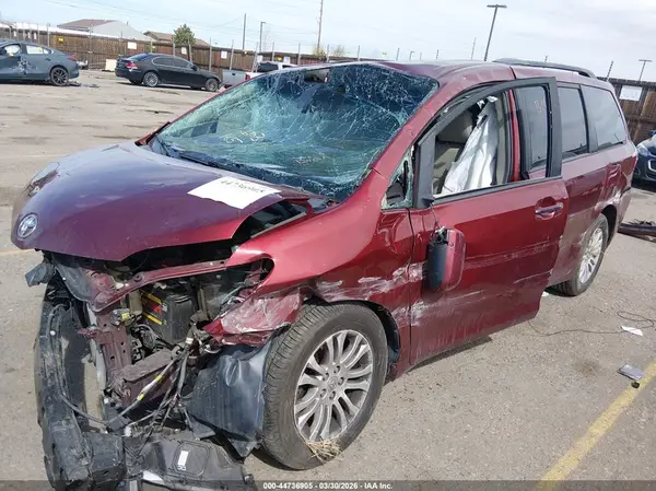 5TDYZ3DC6HS826312 2017 TOYOTA SIENNA - Image 2