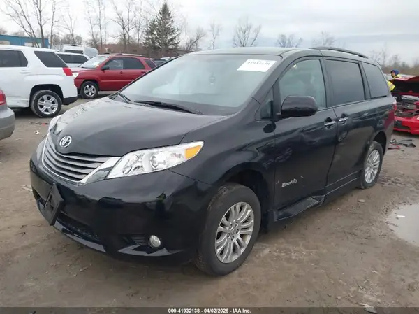 5TDYZ3DC6HS826682 2017 TOYOTA SIENNA - Image 2