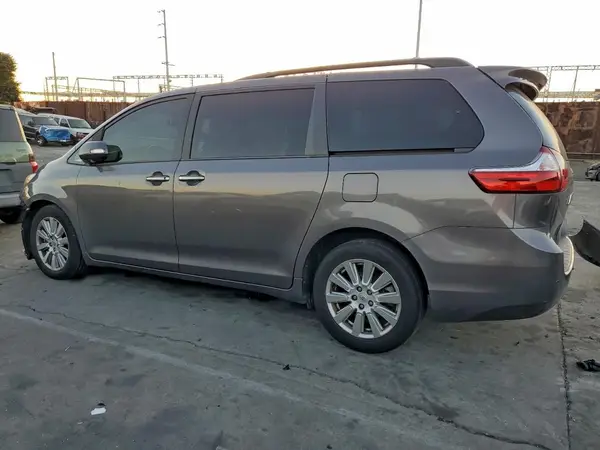 5TDYZ3DC6HS828593 2017 TOYOTA SIENNA - Image 2