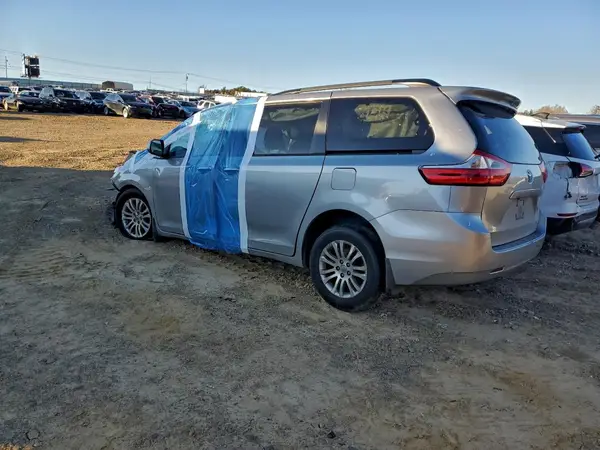5TDYZ3DC6HS828786 2017 TOYOTA SIENNA - Image 2
