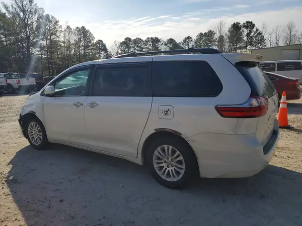 5TDYZ3DC6HS829677 2017 TOYOTA SIENNA - Image 2