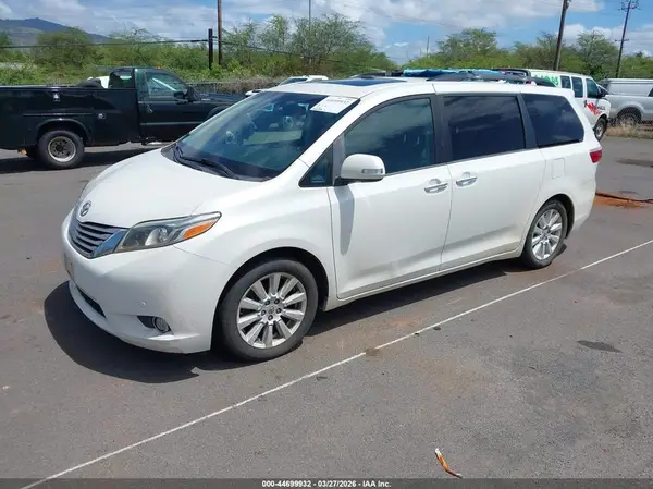 5TDYZ3DC6HS837357 2017 TOYOTA SIENNA - Image 2