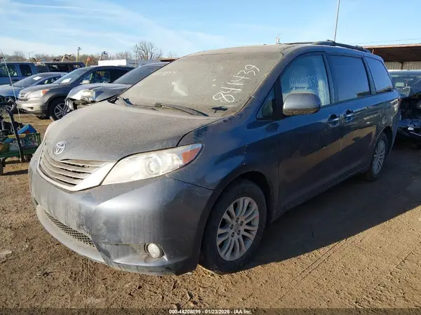 5TDYZ3DC6HS841439 2017 TOYOTA SIENNA - Image 2