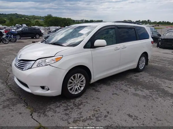 5TDYZ3DC6HS847872 2017 TOYOTA SIENNA - Image 2