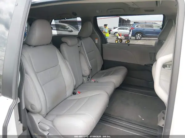 5TDYZ3DC6HS847872 2017 TOYOTA SIENNA - Image 8