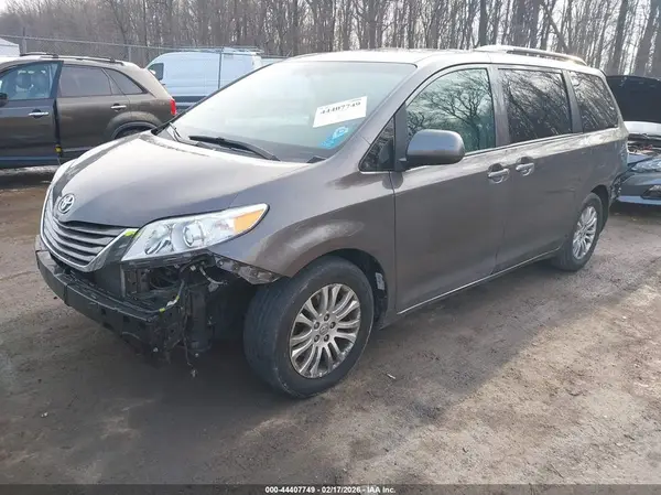 5TDYZ3DC6HS848388 2017 TOYOTA SIENNA - Image 2