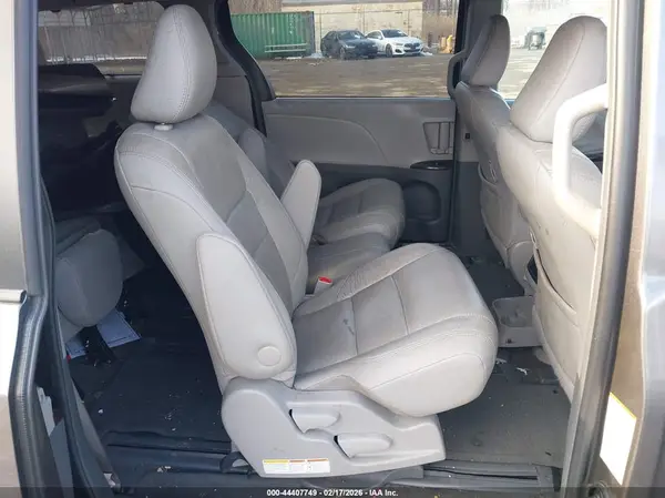 5TDYZ3DC6HS848388 2017 TOYOTA SIENNA - Image 8