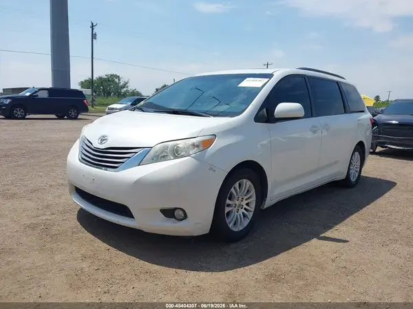 5TDYZ3DC6HS848648 2017 TOYOTA SIENNA - Image 2