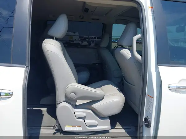 5TDYZ3DC6HS848648 2017 TOYOTA SIENNA - Image 8