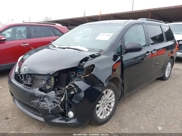 5TDYZ3DC6HS850397 2017 TOYOTA SIENNA - Image 2