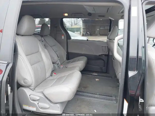 5TDYZ3DC6HS850397 2017 TOYOTA SIENNA - Image 8