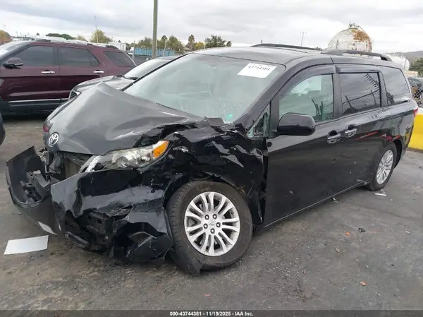 5TDYZ3DC6HS851260 2017 TOYOTA SIENNA - Image 2