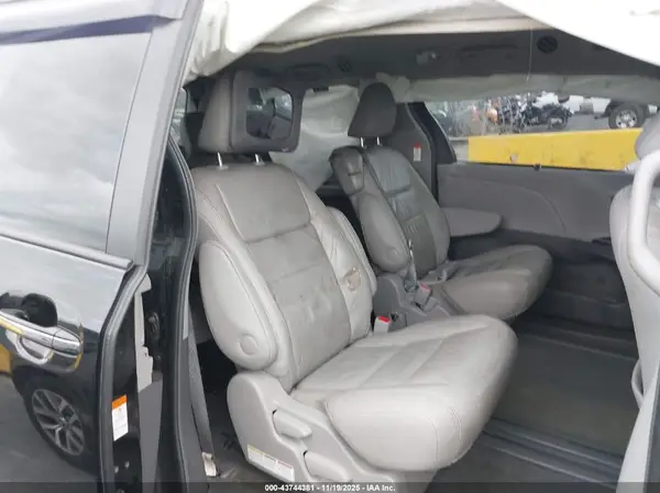 5TDYZ3DC6HS851260 2017 TOYOTA SIENNA - Image 8