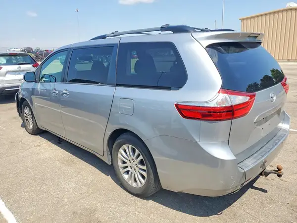 5TDYZ3DC6HS852571 2017 TOYOTA SIENNA - Image 2