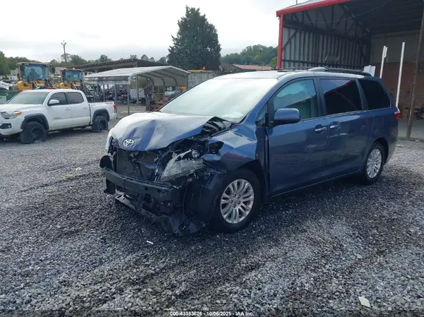 5TDYZ3DC6HS853512 2017 TOYOTA SIENNA - Image 2