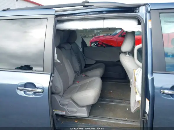 5TDYZ3DC6HS853512 2017 TOYOTA SIENNA - Image 8