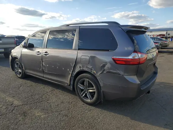 5TDYZ3DC6HS855146 2017 TOYOTA SIENNA - Image 2