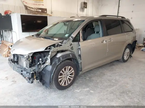 5TDYZ3DC6HS856295 2017 TOYOTA SIENNA - Image 2