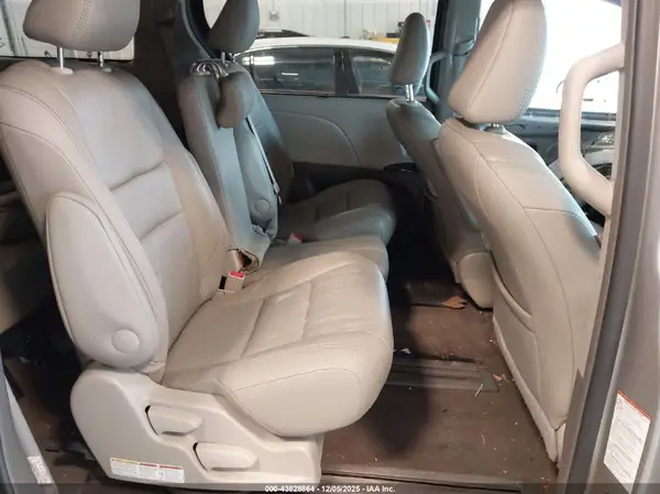 5TDYZ3DC6HS856295 2017 TOYOTA SIENNA - Image 8
