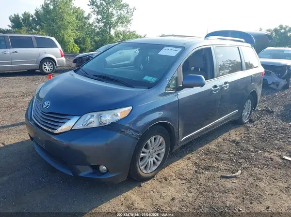 5TDYZ3DC6HS856605 2017 TOYOTA SIENNA - Image 2