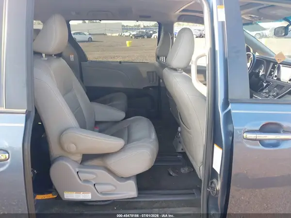 5TDYZ3DC6HS856605 2017 TOYOTA SIENNA - Image 8