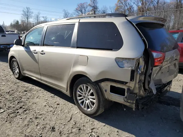 5TDYZ3DC6HS859066 2017 TOYOTA SIENNA - Image 2