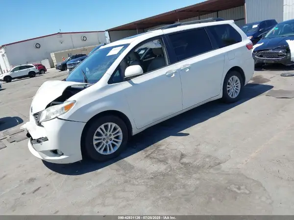 5TDYZ3DC6HS860315 2017 TOYOTA SIENNA - Image 2